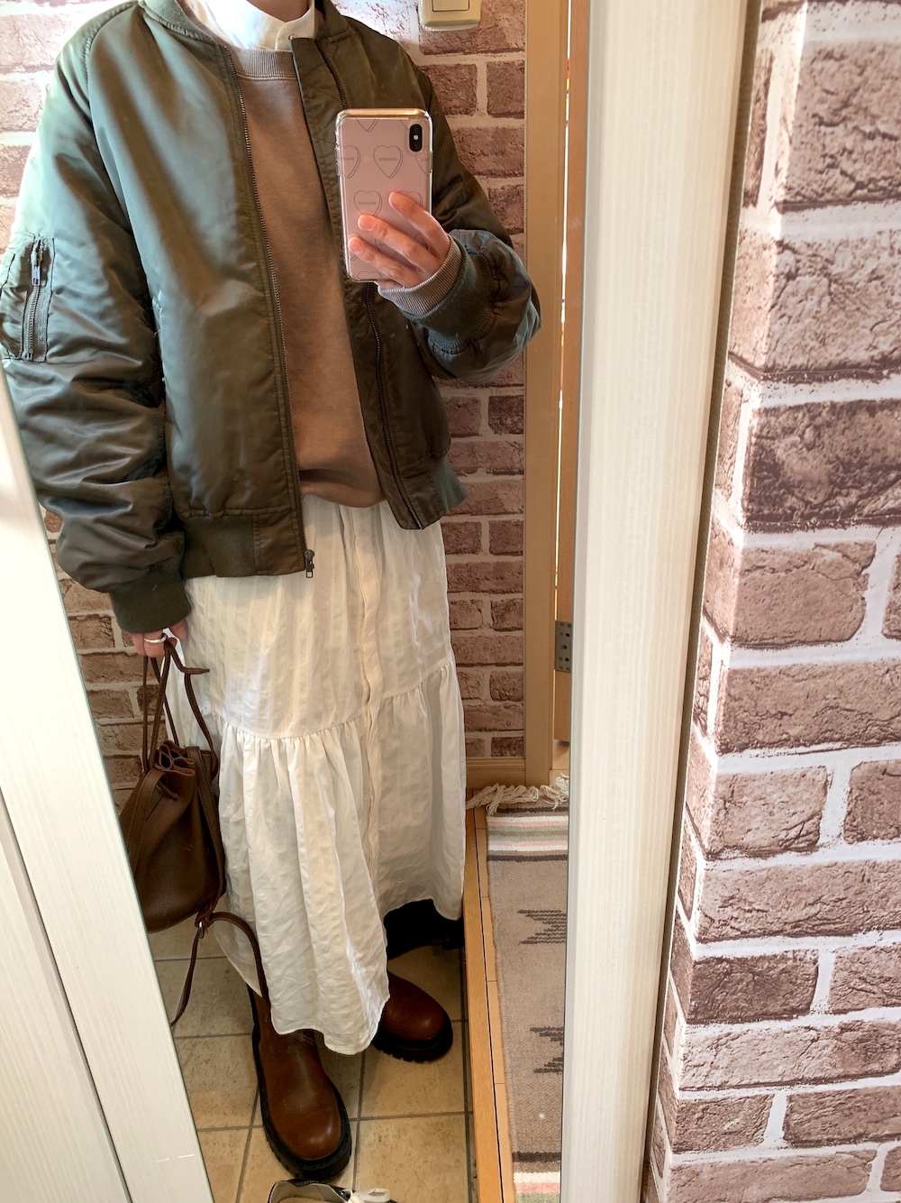 「今日のコーデ、MA-1、ワンピース、サイドゴアブーツ、ootd、冬コーデ、スウェット、オトナカジュアル、大人カジュアル、レイヤードスタイル、ホワイト、ブラウン、カーキ」｜「ZARAのアイテム（ブーツ、ブラウン系）」を使った、azuuuさん（レディース・160cm）の冬コーディネートの1枚目の写真