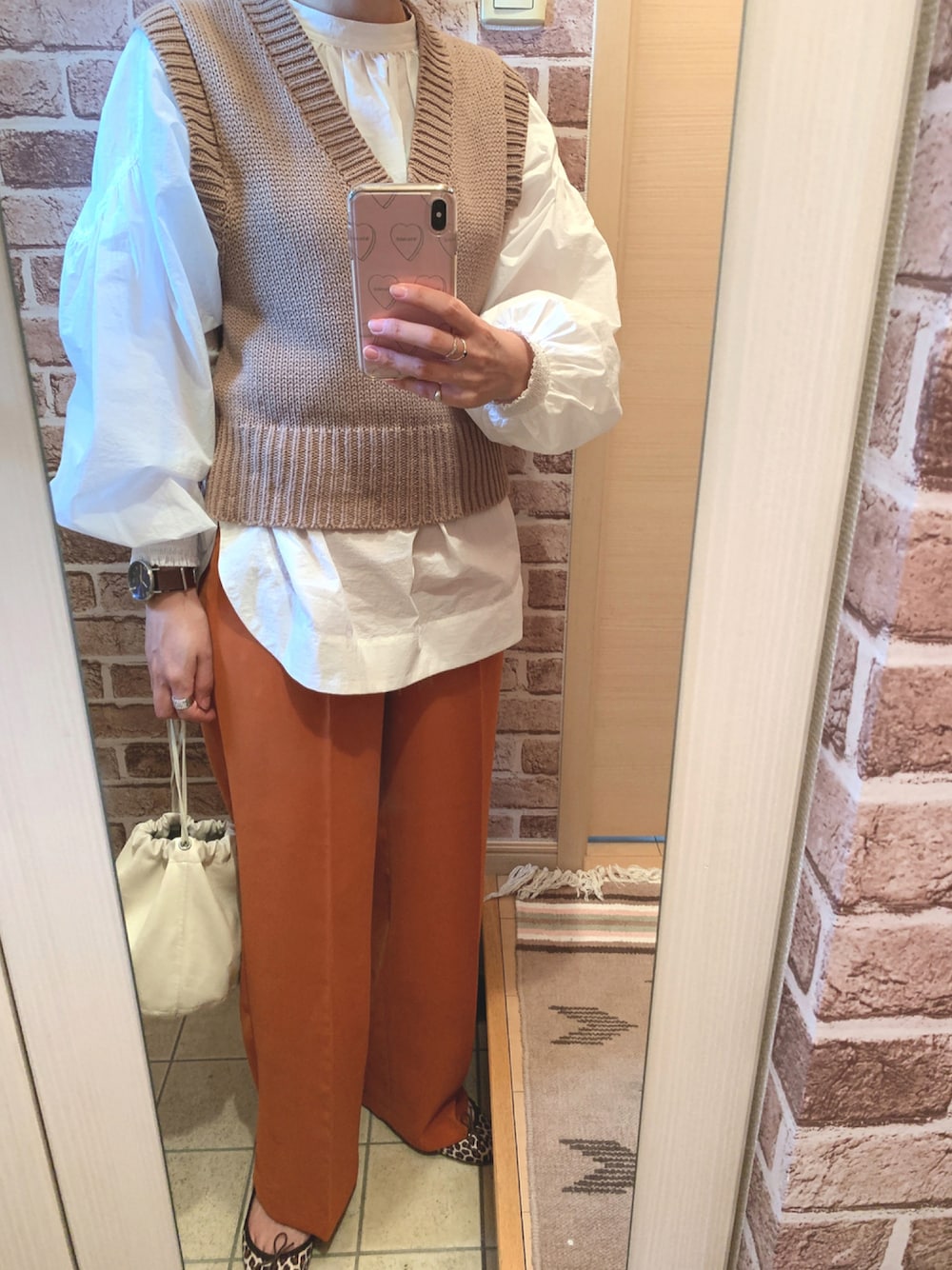 「レオパード、ベージュ、秋のコーデ、スラックス、フラットシューズ、オレンジ、秋色、パンツスタイル、ootd、お仕事コーデ、ペタンコ靴、秋コーデ」｜「LOWRYS FARMのカラーストレートパンツ  892045（その他パンツ、オレンジ系）」を使った、azuuuさん（レディース・160cm）の秋コーディネートの1枚目の写真