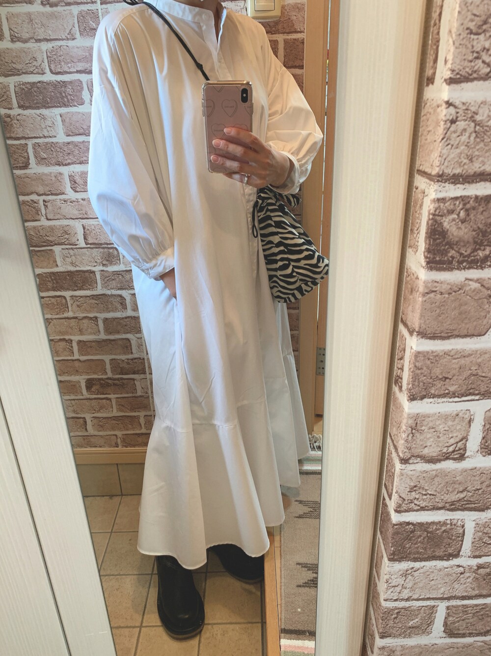「ワンピース、ブーツ、シンプル、モノトーン、白、GU、サイドゴアブーツ、シャツワンピ、大人女子、ootd、シンプルコーデ、白ワンピース、ゼブラ柄、オトナ女子」｜「TODAYFULのレザーミドルブーツ（ブーツ、ブラック系）」を使った、azuuuさん（レディース・160cm）の秋コーディネートの1枚目の写真