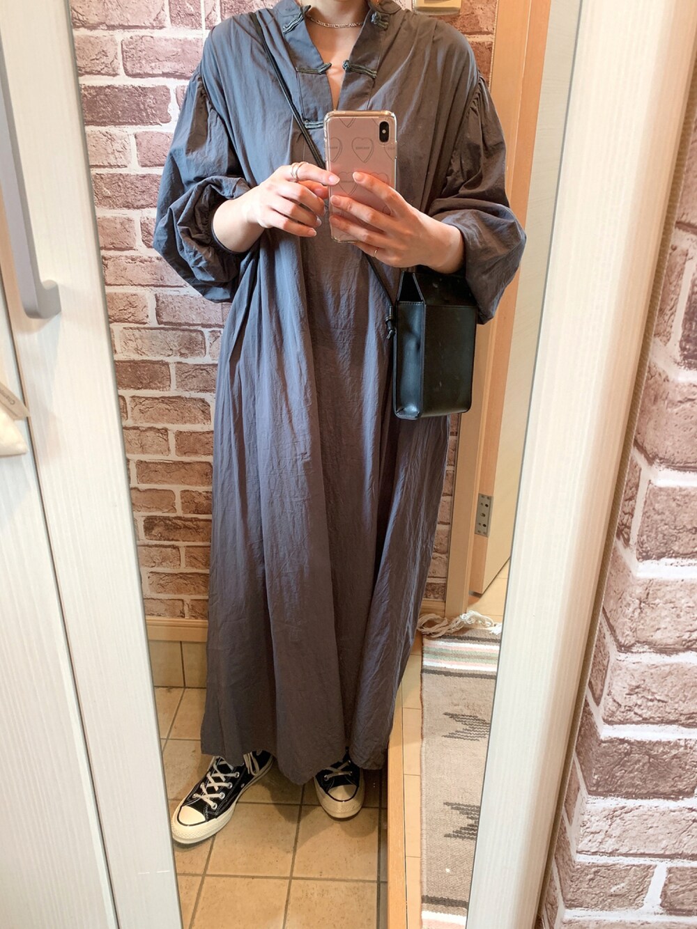 「スニーカー、コンバース、ワンピース、シンプル、ワントーンコーデ、秋色、シャツワンピ、シンプルコーデ、ミニバッグ、モノトーンコーデ、秋カラー、ボリューム袖」｜「CONVERSEのConverse Chuck Taylor All Star '70 High Top Sneakers In Black（スニーカー、ブラック系）」を使った、azuuuさん（レディース・160cm）の秋コーディネートの1枚目の写真