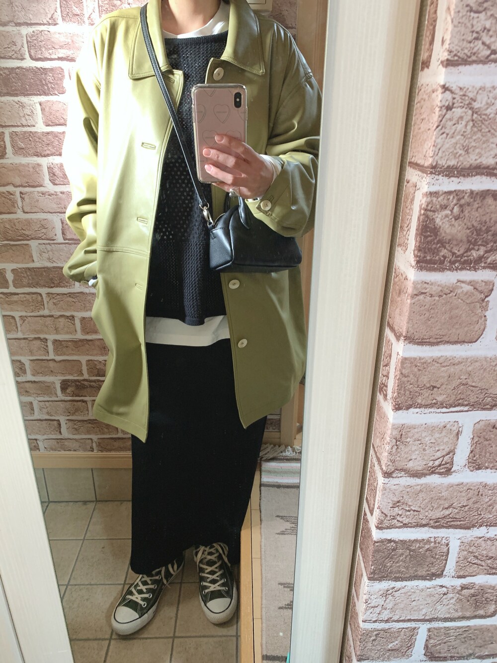 「スニーカー、タイトスカート、スカート、レザージャケット、黒、冬コーデ、オーバーサイズ、大人カジュアル、オリーブ、ootd、あったかコーデ、メッシュニット、オトナカジュアル、秋冬コーデ、オトナ女子」｜「CONVERSEのアイテム（スニーカー、グリーン系）」を使った、azuuuさん（レディース・160cm）の冬コーディネートの1枚目の写真