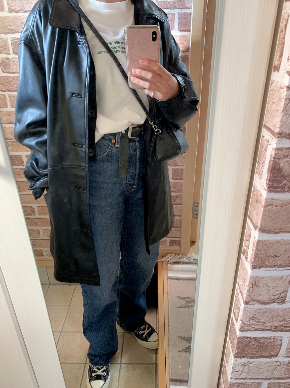 「スニーカー、ジャケット、デニム、コンバース、シンプル、黒、オーバーサイズ、メンズライク、デニムパンツ、ootd、シンプルコーデ、カジュアルコーデ、白Tシャツ、オトナカジュアル、秋冬コーデ」｜「CONVERSEのConverse Chuck Taylor All Star '70 High Top Sneakers In Black（スニーカー、ブラック系）」を使った、azuuuさん（レディース・160cm）の冬コーディネートの1枚目の写真