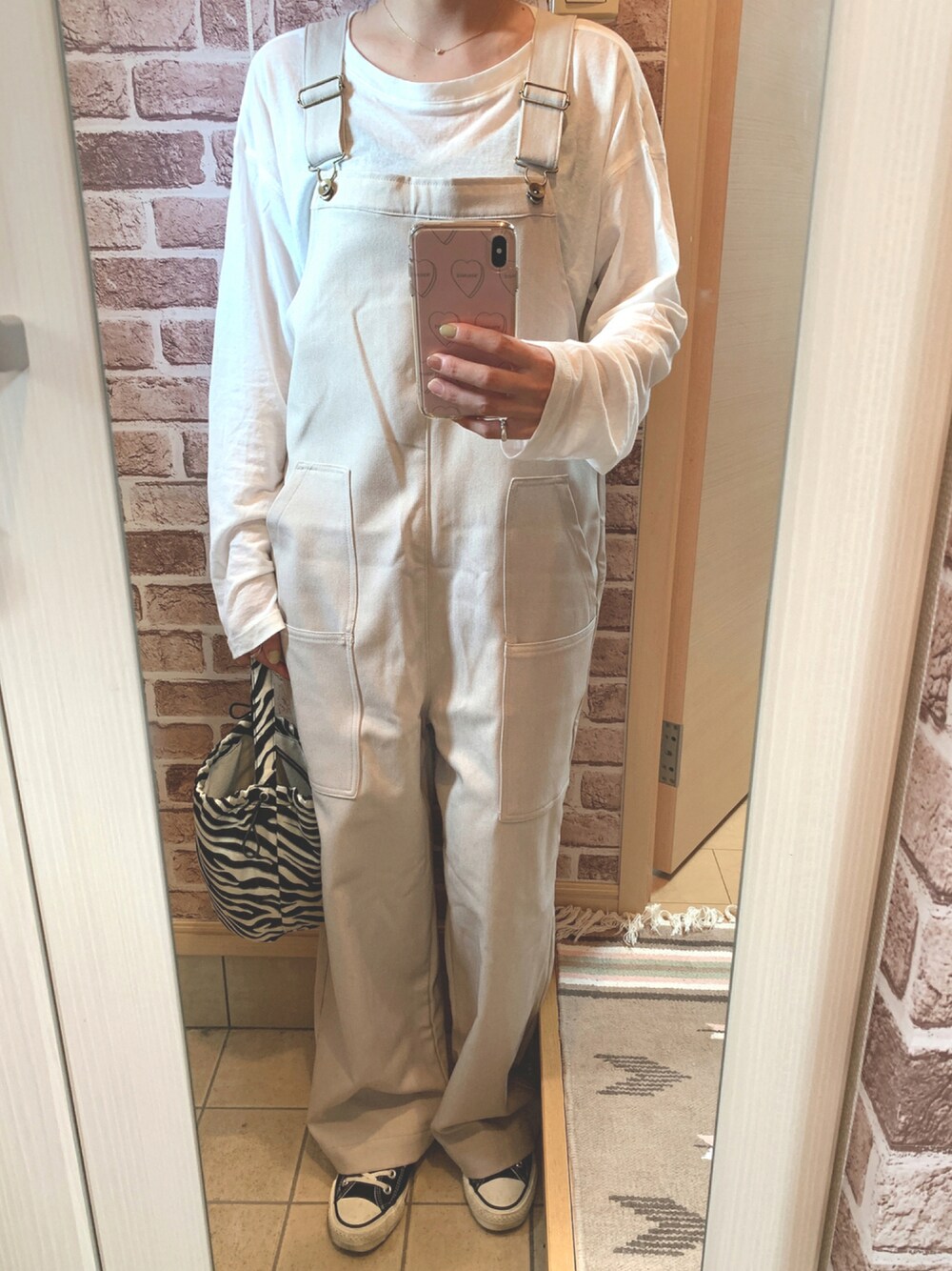 「スニーカー、コンバース、カジュアル、ワントーンコーデ、サロペット、オーバーオール、パンツスタイル、ootd、カジュアルコーデ、ラクチンコーデ、着回しコーデ、オトナカジュアル」｜「CONVERSEのCONVERSE "CANVAS ALL STAR J OX W" スニーカー（スニーカー、ブラック系）」を使った、azuuuさん（レディース・160cm）の秋コーディネートの1枚目の写真