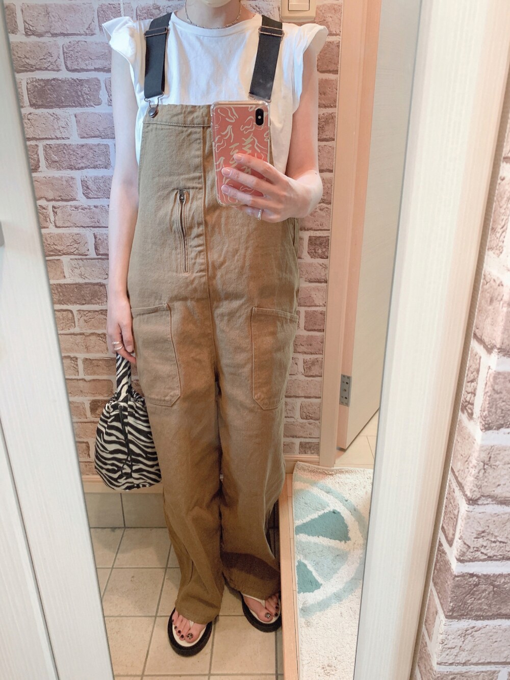 「シンプルコーデ、オトナカジュアル、プチプラ、ootd、まだまだ暑い、オーバーオール、サロペット、楽チンコーデ、シンプル、大人カジュアル、シルバーアクセサリー」｜「niko and...のワイドワークサロペットパンツ（サロペット/オーバーオール、イエロー系）」を使った、azuuuさん（レディース・160cm）の夏コーディネートの1枚目の写真