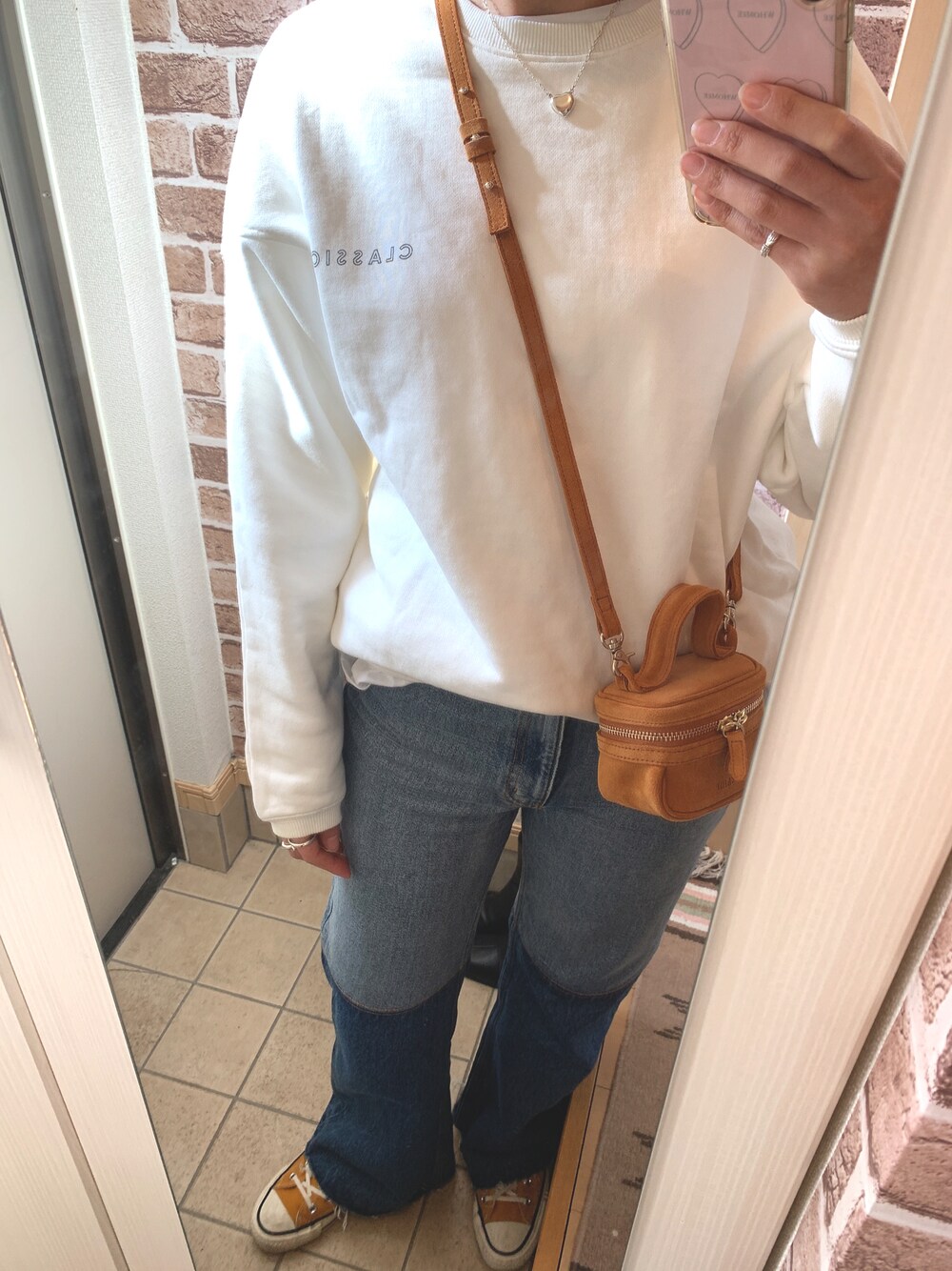 「カジュアルコーデ、カジュアル、シンプルコーデ、デニム、スウェット、スニーカー、コンバース、ootd、ミニバッグ」｜「CONVERSEのCONVERSE コンバース CANVAS ALL STAR J HI キャンバス オールスター ジェイ ハイ MUSTARD（スニーカー、イエロー系）」を使った、azuuuさん（レディース・160cm）の冬コーディネートの1枚目の写真