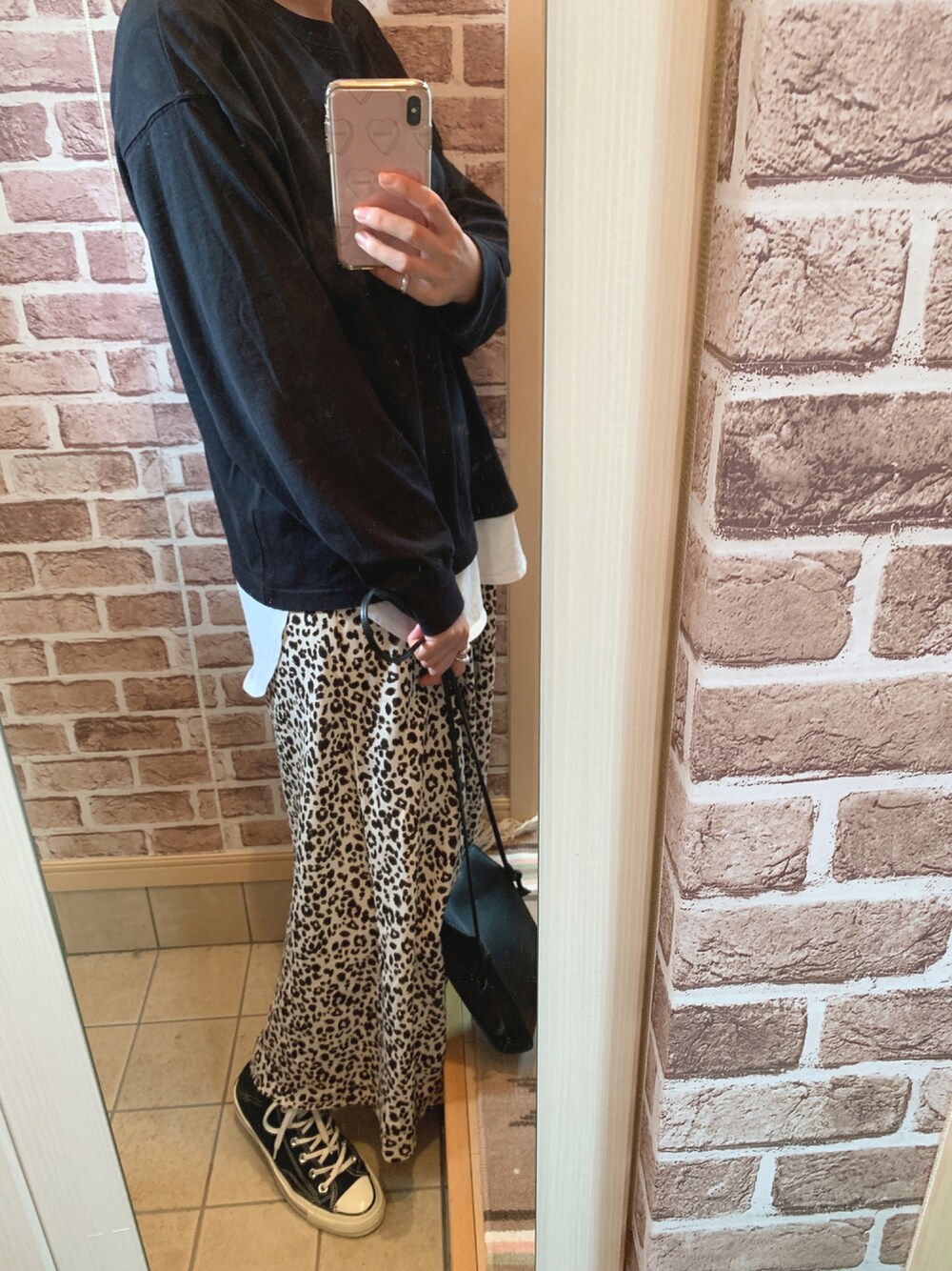 「スニーカー、コンバース、レオパード、秋のコーデ、大人カジュアル、ootd、ミニバッグ、着回しコーデ、今日のコーデ、オトナカジュアル、秋コーデ」｜「CONVERSEのConverse Chuck Taylor All Star '70 High Top Sneakers In Black（スニーカー、ブラック系）」を使った、azuuuさん（レディース・160cm）の秋コーディネートの1枚目の写真