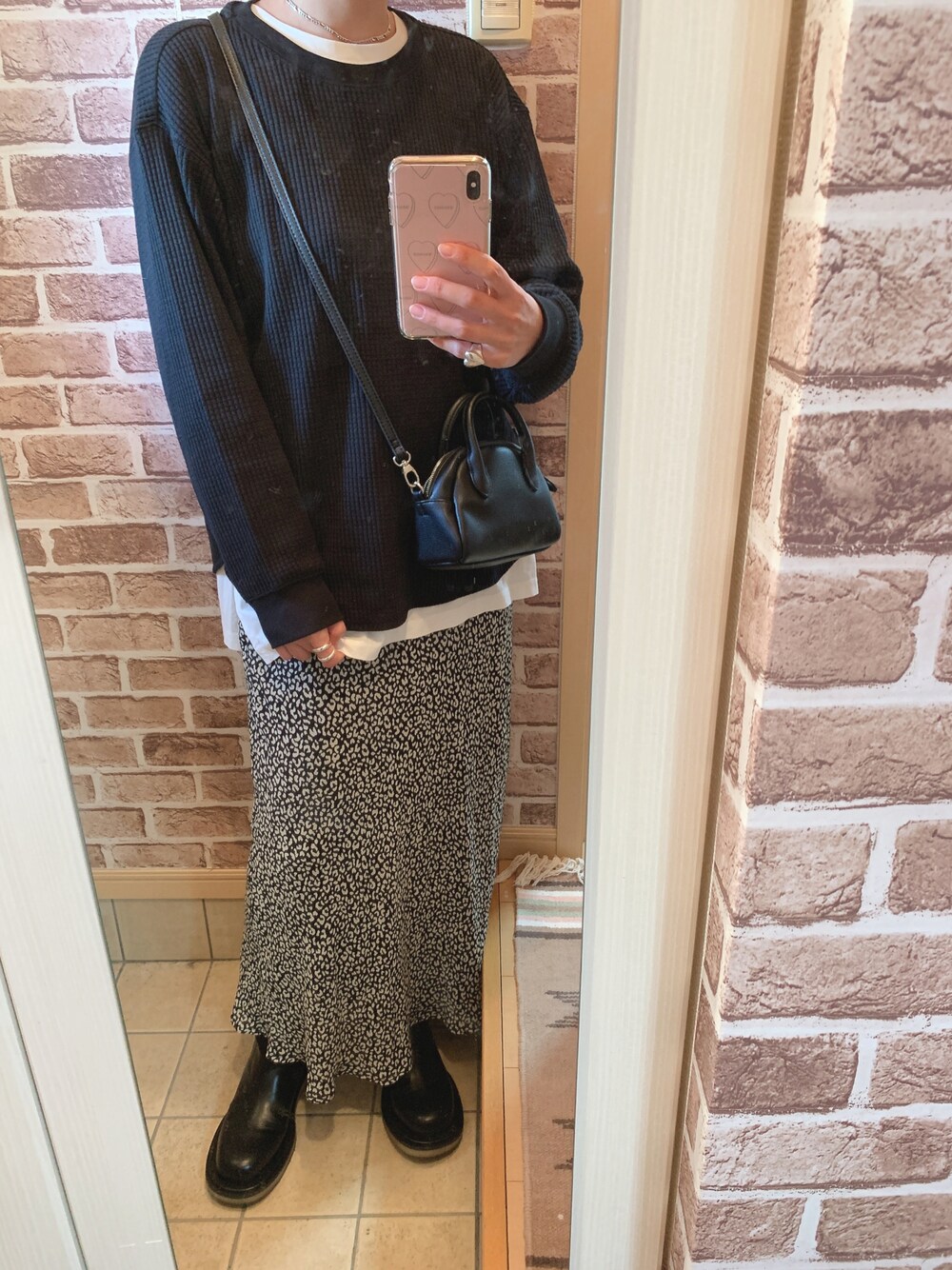 「ブーツ、シンプル、ブラック、秋のコーデ、モノトーン、ロングスカート、サイドゴアブーツ、ootd、ミニバッグ、ワッフル、着回しコーデ、秋コーデ、オトナ女子」｜「LOWRYS FARMのアニマルキリカエフレアスカート　917478（スカート、ブラック系）」を使った、azuuuさん（レディース・160cm）の秋コーディネートの1枚目の写真