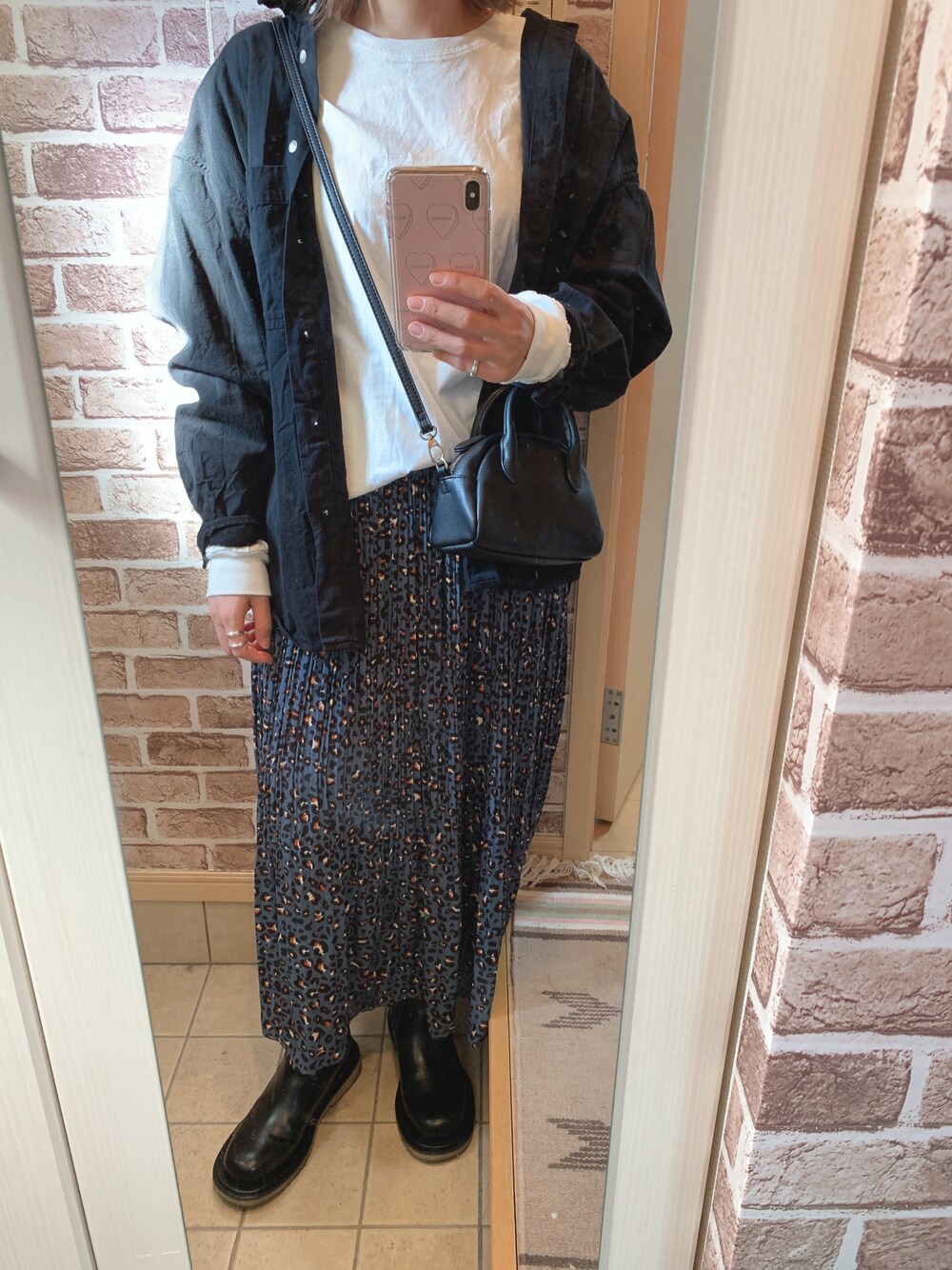 「レオパード、ブラック、UNIQLO、秋のコーデ、ナチュラル、大人カジュアル、サイドゴアブーツ、プリーツスカート、ootd、シャツスタイル、プチプラコーデ、ミニバッグ、オトナカジュアル、秋コーデ、オトナ女子」｜「TODAYFULのレザーミドルブーツ（ブーツ、ブラック系）」を使った、azuuuさん（レディース・160cm）の秋コーディネートの1枚目の写真