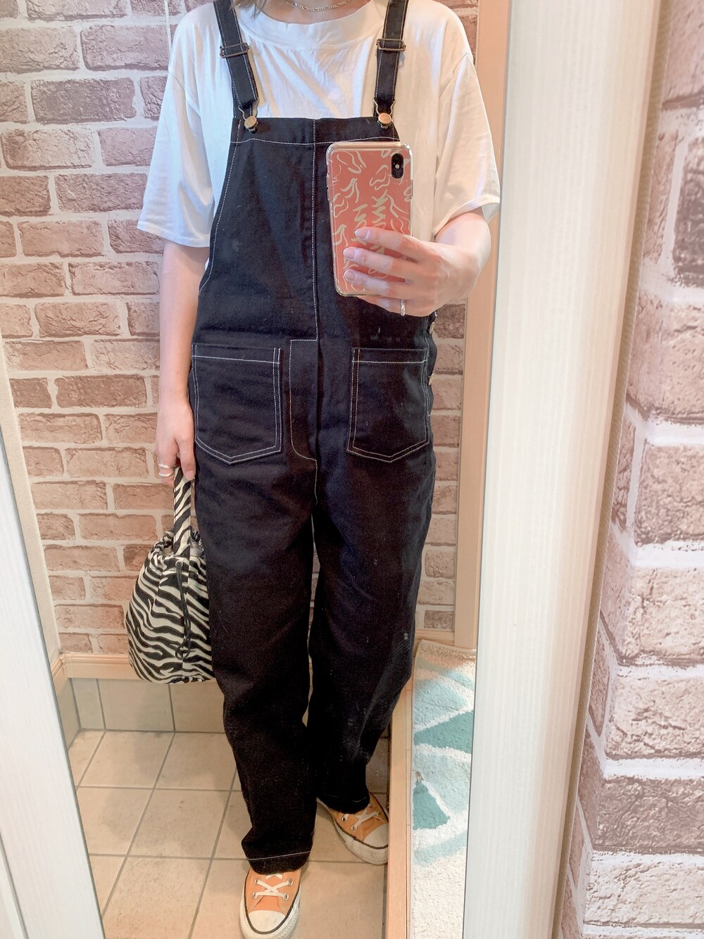 「オトナカジュアル、オーバーオール、サロペット、カジュアルコーデ、ootd、スニーカーコーデ、モノトーン、コンバース、ラクチンコーデ、ゆるコーデ」｜「CONVERSEのCONVERSE コンバース CANVAS ALL STAR J HI キャンバス オールスター ジェイ ハイ MUSTARD（スニーカー、イエロー系）」を使った、azuuuさん（レディース・160cm）の秋コーディネートの1枚目の写真