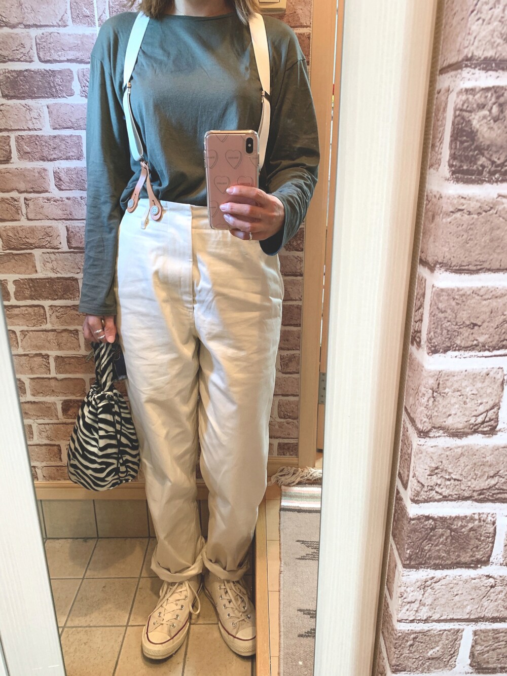 「コンバース、シンプル、秋のコーデ、大人カジュアル、スニーカーコーデ、パンツスタイル、ootd、ミニバッグ、サスペンダーパンツ、カジュアルコーデ、オトナカジュアル、秋コーデ」｜「CANAL JEANのarc(アーク) サスペンダー付きチノパンツ（チノパンツ、ホワイト系）」を使った、azuuuさん（レディース・160cm）の秋コーディネートの1枚目の写真