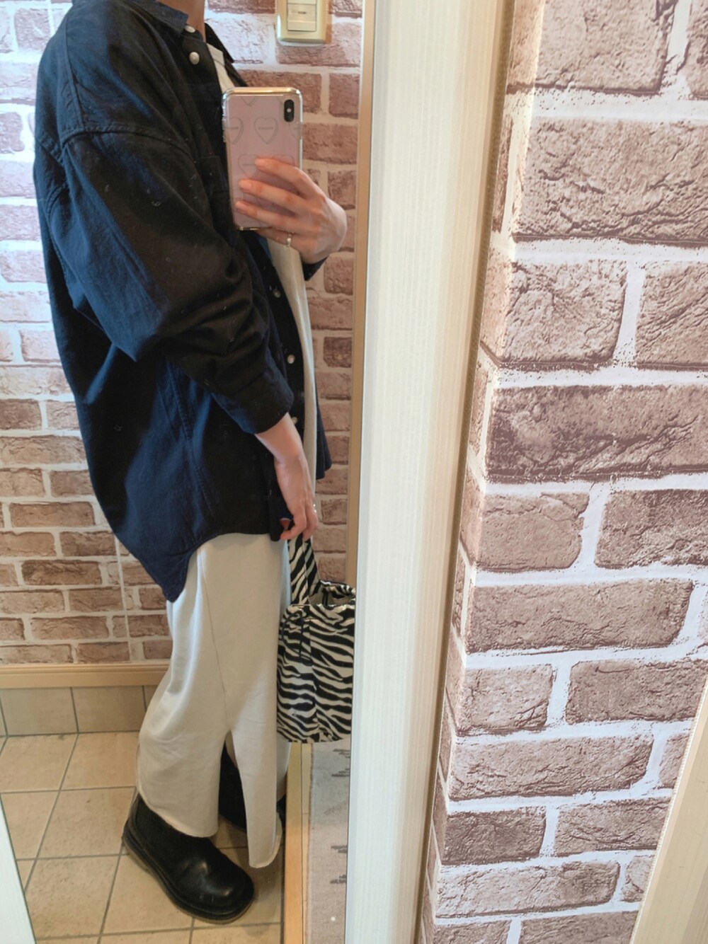 「ワンピース、ブーツ、シンプル、UNIQLO、秋のコーデ、黒、オーバーサイズ、休日スタイル、サイドゴアブーツ、ootd、シンプルコーデ、ゆるコーデ、outfit、秋コーデ」｜「UNIQLOのデニムオーバーサイズシャツ（長袖）（シャツ/ブラウス、ブラック系）」を使った、azuuuさん（レディース・160cm）の秋コーディネートの1枚目の写真