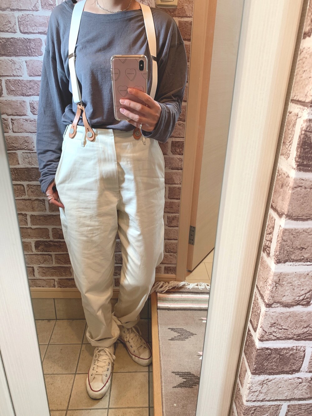 「スニーカー、コンバース、秋のコーデ、サスペンダー、大人カジュアル、スニーカーコーデ、パンツスタイル、ootd、サスペンダーパンツ、シンプルスタイル、オトナカジュアル、秋コーデ」｜「CONVERSEのconverse コンバース CANVAS ALL STAR J HI キャンバス オールスター J ハイ 14FW WHITE（スニーカー、ホワイト系）」を使った、azuuuさん（レディース・160cm）の秋コーディネートの1枚目の写真