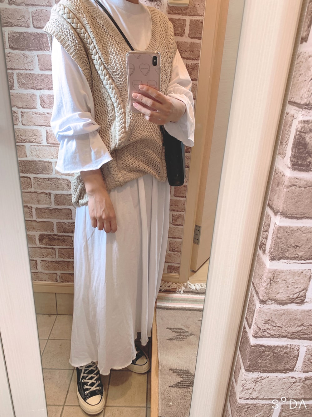 「スニーカー、コンバース、ワンピース、シンプル、ホワイト、ベージュ、スニーカーコーデ、ニットベスト、ootd、着回しコーデ、今日のコーデ、CT70s」｜「CONVERSEのConverse Chuck Taylor All Star '70 High Top Sneakers In Black（スニーカー、ブラック系）」を使った、azuuuさん（レディース・160cm）の秋コーディネートの1枚目の写真