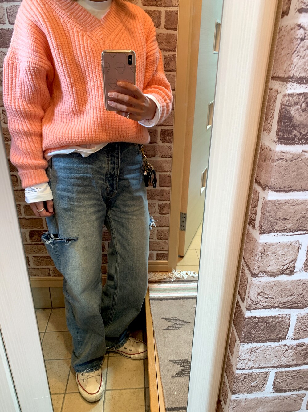 「ニット、ピンク、デニム、デニムパンツ、カジュアルコーデ、カジュアル、ダメージデニムパンツ、コンバース、スニーカー、スニーカーコーデ、ラクチンコーデ、シンプル、シンプルコーデ、ootd」｜「CONVERSEのconverse コンバース CANVAS ALL STAR J HI キャンバス オールスター J ハイ 14FW WHITE（スニーカー、ホワイト系）」を使った、azuuuさん（レディース・160cm）の冬コーディネートの1枚目の写真