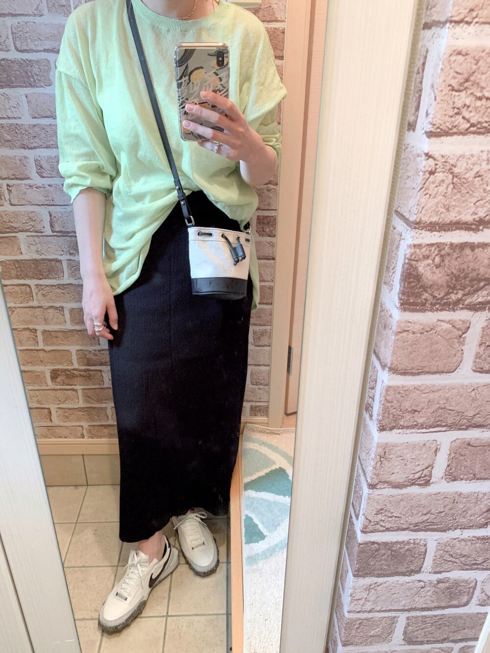 「オトナカジュアル、大人カジュアル、ootd、タイトスカート、リブスカート、ライムグリーン、スカート、スニーカー、NIKE、オトナ女子、outfit、ミニバッグ」｜「NIKEの【NIKE】W NIKE WAFFLE RACER CRATER（スニーカー、ホワイト系）」を使った、azuuuさん（レディース・160cm）の夏コーディネートの1枚目の写真