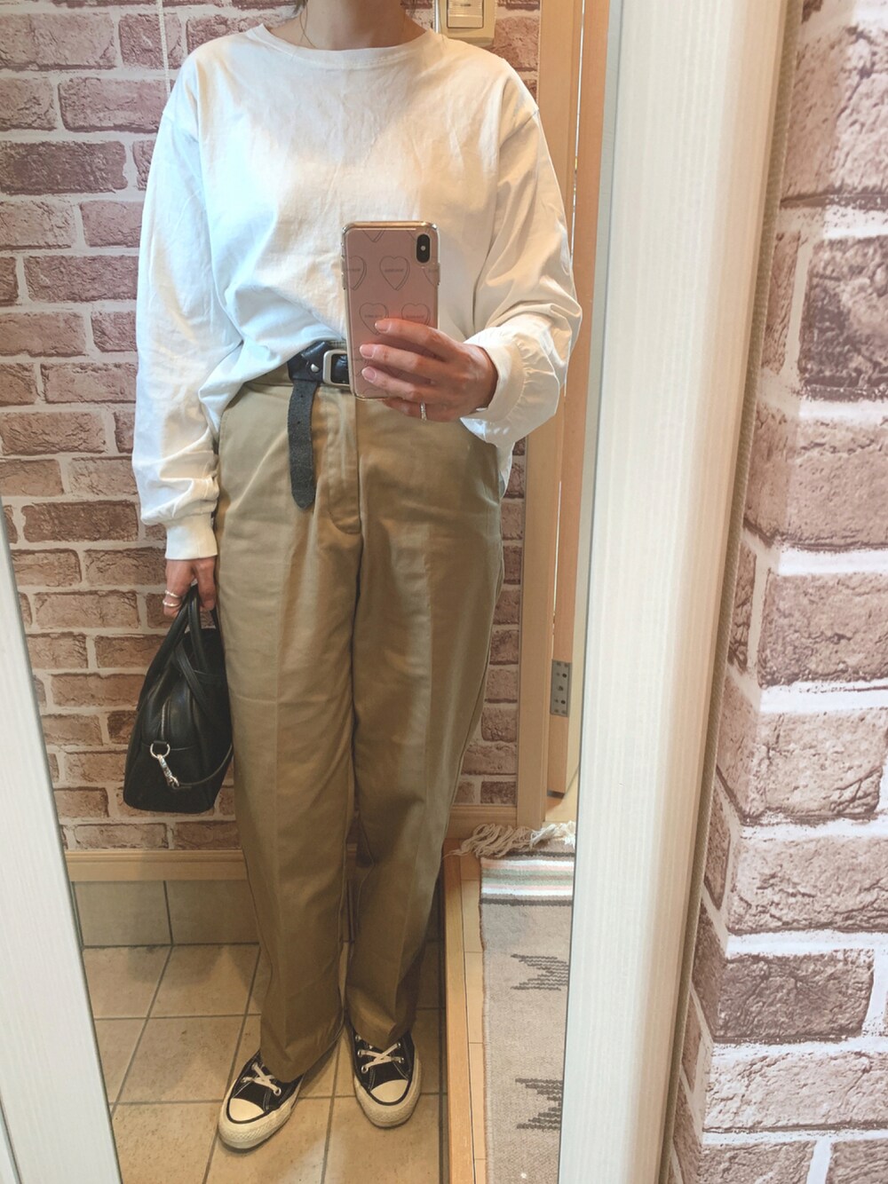「スニーカー、コンバース、カジュアル、シンプル、チノパン、秋のコーデ、ロンT、ootd、シンプルコーデ、プチプラコーデ、カジュアルコーデ、パンツコーデ、今日のコーデ、オトナカジュアル、秋コーデ」｜「EFOLEの【EFOLE】フェイクレザー　ミニボストン　ショルダー　バッグ（ボストンバッグ、ブラック系）」を使った、azuuuさん（レディース・160cm）の秋コーディネートの1枚目の写真