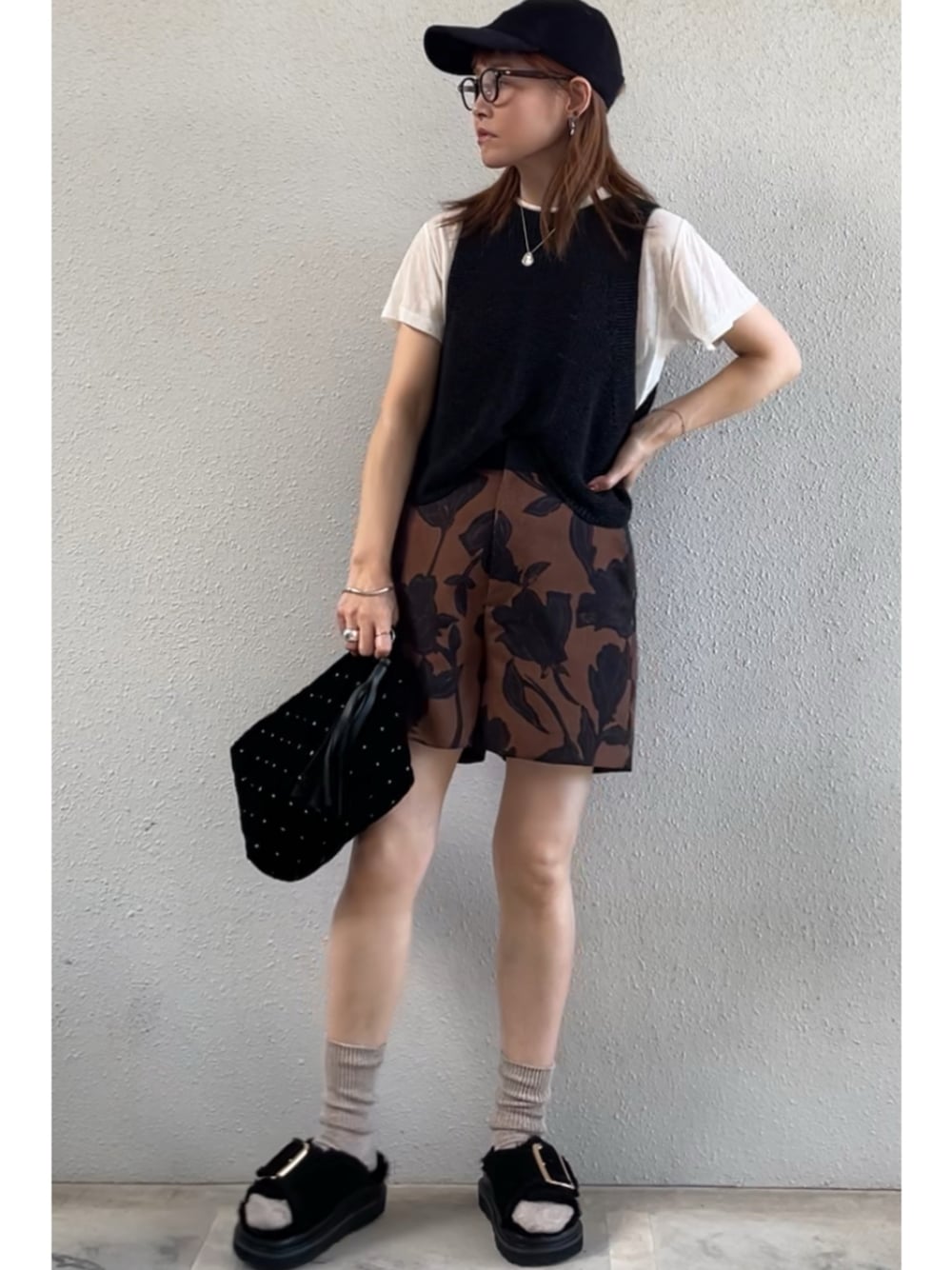 「秋コーデ、秋先取りコーデ、大人カジュアル、低身長女子、秋服準備はじめました、サンダルに靴下、ベロア、着回しコーデ、低身長コーデ」｜「IENAのボタニカルショートパンツ（その他パンツ、ブラウン系）」を使った、tomoさん（レディース・153cm）の秋コーディネートの1枚目の写真