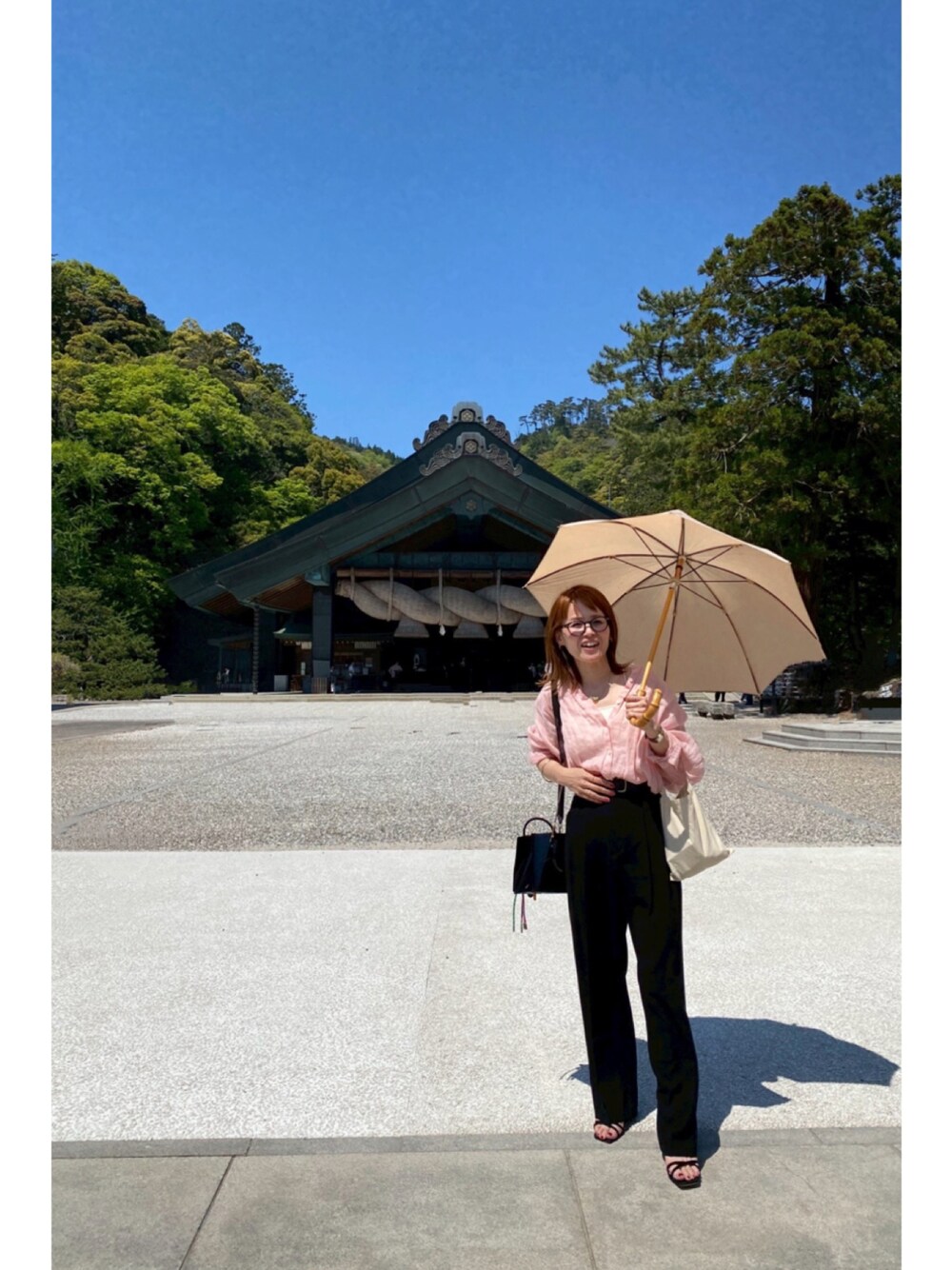 「最近のいい感じコーデ、大人カジュアル、ショルダーバッグ、春服コーデ、お出かけコーデ、着回しコーデ、シンフルコーデ、骨格ナチュラル、イエベ春」｜「IENAの《追加2》TA/PL ジョーゼットタックワイドパンツ（スラックス、ブラック系）」を使った、tomoさん（レディース・153cm）の春コーディネートの1枚目の写真