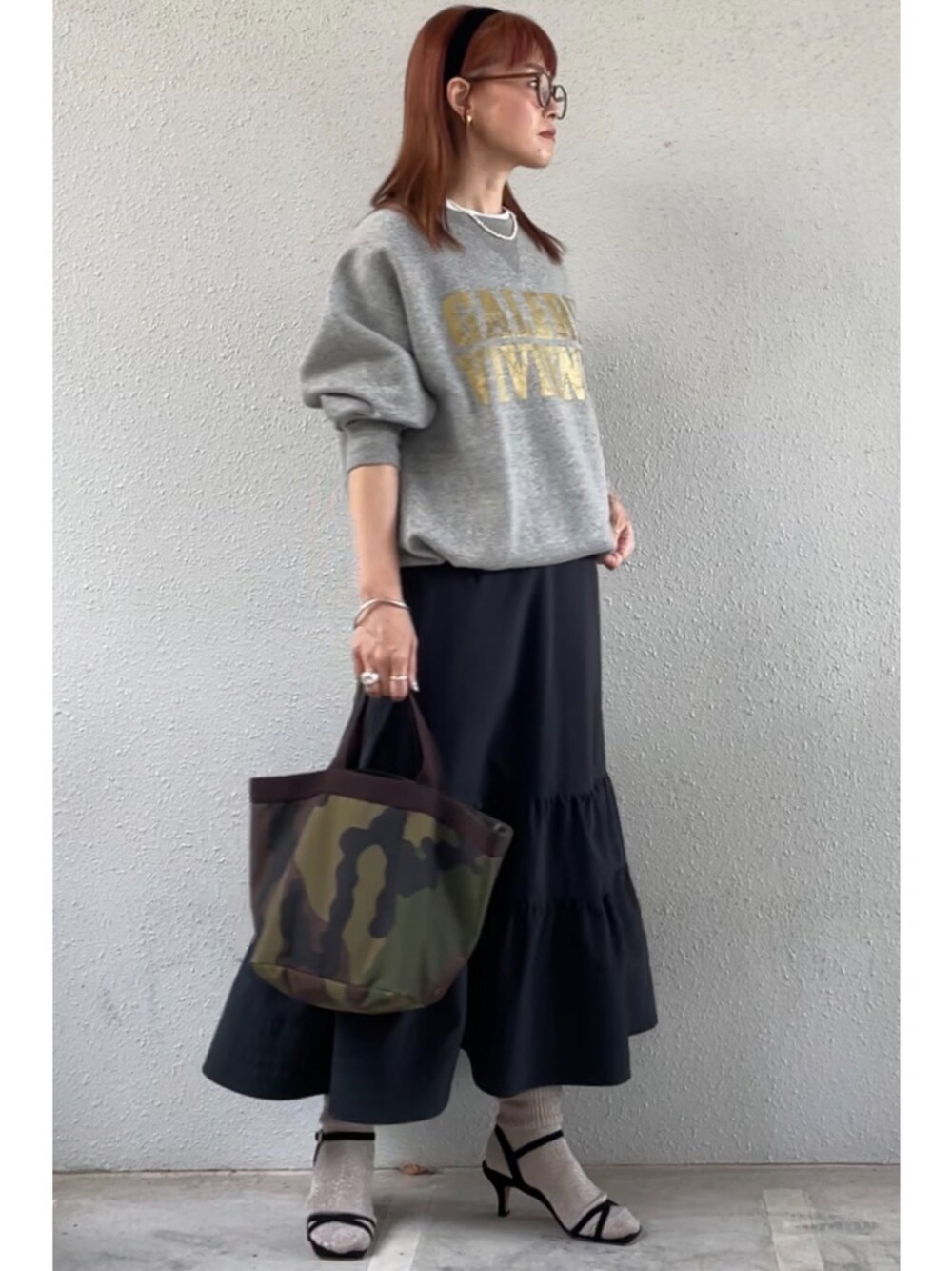 「秋服コーデ、プチプラ、着回しコーデ、スウェット」｜「IENAのVIVIENNE スウェットプルオーバー（スウェット、グレー系）」を使った、tomoさん（レディース・153cm）の秋コーディネートの1枚目の写真