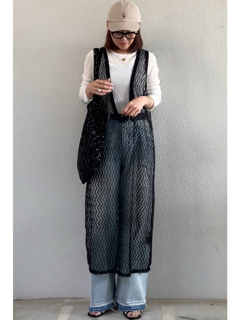 「オトナ女子、パンツコーデ、レイヤードスタイル、春ファッション、着回しコーデ、低身長コーデ」｜「EMILY WEEKのパウダリーコットンプルオーバー（Tシャツ/カットソー、ホワイト系）」を使った、tomoさん（レディース・153cm）の春コーディネートの1枚目の写真