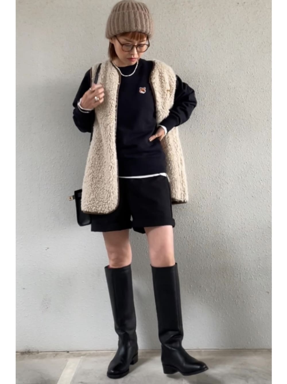 「ファッションを楽しもう、大人カジュアル、シンプルスタイル、おでかけコーデ、着回しコーデ、低身長コーデ、ロングブーツ、ハーフパンツ」｜「Maison KitsuneのSWEAT SHIRT FOX HEAD PATCH（スウェット、ブラック系）」を使った、tomoさん（レディース・153cm）の秋コーディネートの1枚目の写真