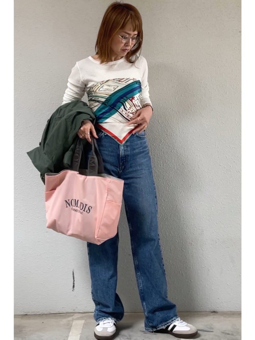 「ロンT、春コーデ、スカーフ、デニム、着回しコーデ、低身長コーデ、イエベ春、骨格ナチュラル」｜「manipuriのマニプリ/スカーフ65LDN（バンダナ/スカーフ、ブルー系）」を使った、tomoさん（レディース・153cm）の春コーディネートの1枚目の写真