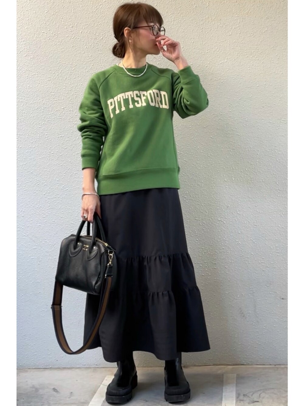 「冬コーデ、大人カジュアル、秋冬コーデ、低身長、ティアード、ロゴスウェット」｜「IENAのタイプライターティアードスカート◆（スカート、ブラック系）」を使った、tomoさん（レディース・153cm）の冬コーディネートの1枚目の写真