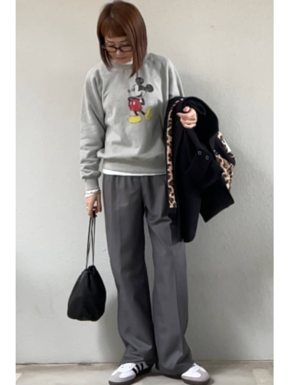 「冬のコーデ、キレイめカジュアル、パンツスタイル、着回しコーデ、大人かわいい、低身長コーデ、おでかけコーデ、ワントーンコーデ、グレー」｜「SLOBE IENAの【+81BRANCA/ハチイチブランカ 】ミッキースウェット（スウェット、グレー系）」を使った、tomoさん（レディース・153cm）の冬コーディネートの1枚目の写真