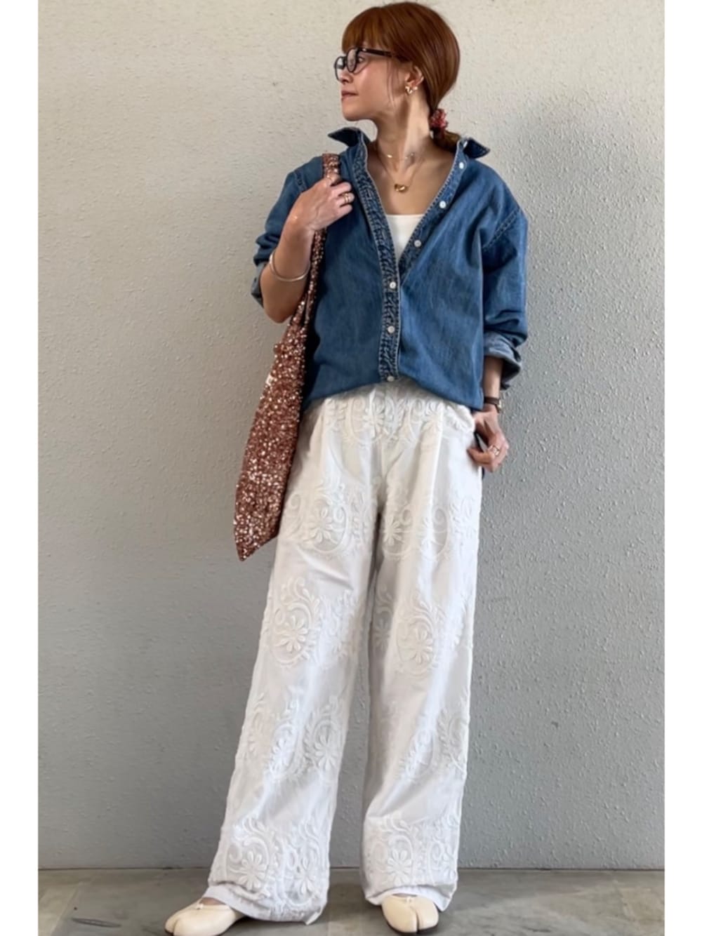 「最近のいい感じコーデ、大人カジュアル、今日のコーデ、春服、メガネ女子、低身長コーデ、着回しコーデ、骨格ナチュラル、イエベ春」｜「JOURNAL STANDARD relumeのモチーフエンブロイダリーイージーパンツ（その他パンツ、ホワイト系）」を使った、tomoさん（レディース・153cm）の春コーディネートの1枚目の写真