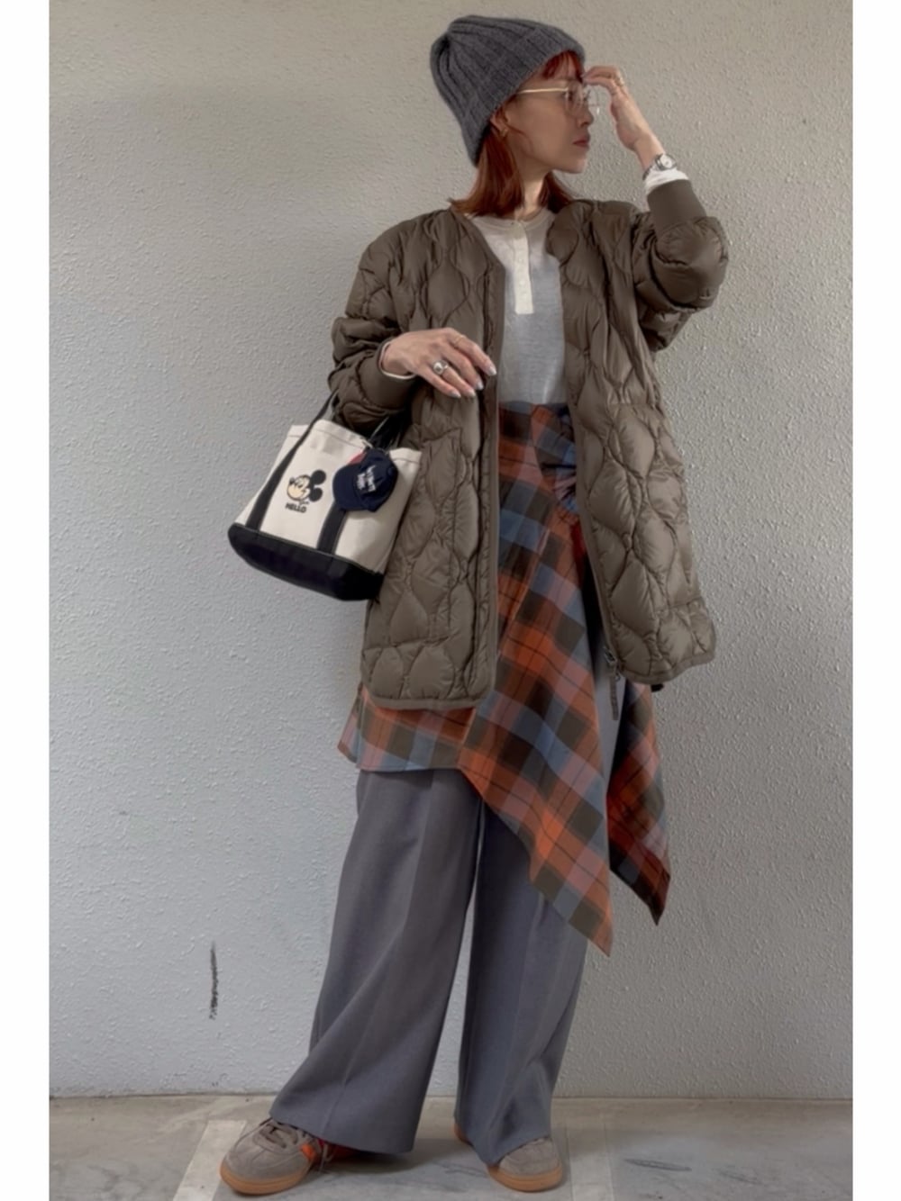 グリーン系のその他アウター、グレー系のその他パンツ、ブラウン系のスニーカーを着用したレディースの秋コーディネートの1枚目の写真