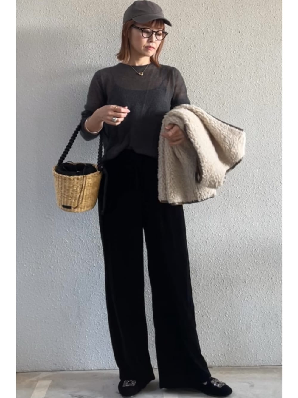 「ニット、秋冬コーデ、ベロア、ボア、着回しコーデ、低身長コーデ」｜「IENAのMAISON GUILLEMETTE/メゾンギヨメット VELVET PT パンツ VELVETPANTS（スラックス、ブラック系）」を使った、tomoさん（レディース・153cm）の秋コーディネートの1枚目の写真