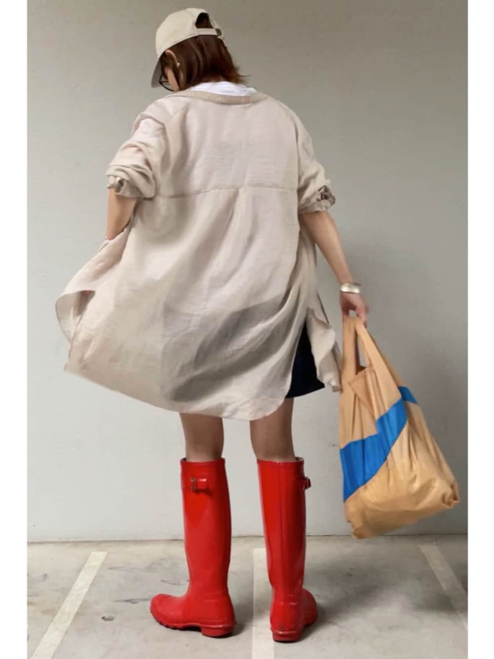「低身長コーデ、雨の日コーデ、レインブーツ、シアーシャツ、ハーフパンツ、エコバッグ」｜「ADAM ET ROPE'の【SUSAN BIJL】The New Shopping Bag MEDIUM（バッグ、オレンジ系）」を使った、tomoさん（レディース・153cm）の夏コーディネートの1枚目の写真