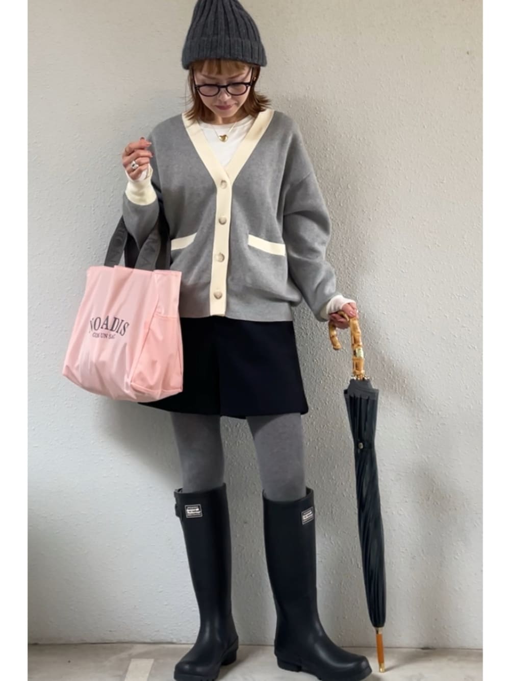 「雨の日コーデ、カーディガン、低身長コーデ、着回しコーデ、ショートパンツ、レインブーツ、ピンク×グレー、オトナカジュアル」｜「NOMADISの【NOMADIS for ADAM ET ROPE'】別注 SAC2 WIDE（ハンドバッグ、ピンク系）」を使った、tomoさん（レディース・153cm）の冬コーディネートの1枚目の写真