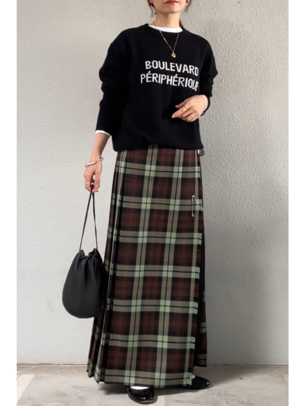 「低身長コーデ、プリーツスカート、着回しコーデ、ロゴニット」｜「Spick & Spanのフレンチロゴニット（ニット/セーター、ブラック系）」を使った、tomoさん（レディース・153cm）の冬コーディネートの1枚目の写真