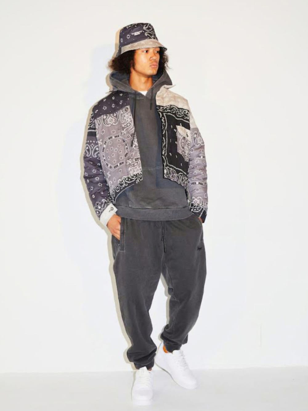 「スウェット、NIKE、パーカー、ストリート、黒、オーバーサイズ、休日スタイル、白スニーカー、ペイズリー、AIR FORCE 1、秋服、カジュアルコーデ、AF1、NIKE AIR FORCE、NIKEスニーカー」｜「atmosのatmos x ELEPHANT BRAND BANDANA BUCKET HAT / アトモス x エレファントブランド バンダナバケットハット 【SP】（ハット、ブラック系）」を使った、atmos tokyoさん（メンズ・180cm）の秋コーディネートの1枚目の写真