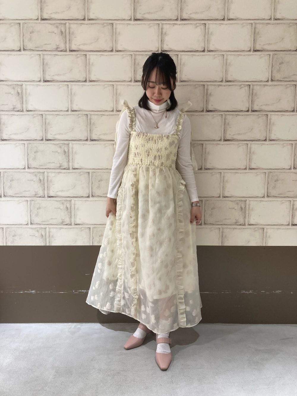 「ORiental TRaffic(ORiental TRaffic)、オリエンタルトラフィック(ORiental TRaffic)、春カラー、フェミニン、シアーワンピース、ラクチンコーデ」｜「ORiental TRafficの2025春夏新作 バックストラップヒールパンプス/51101（パンプス、ピンク系）」を使った、ORientalTRaffic ルクア1100店さん（レディース・162cm）の春コーディネートの1枚目の写真