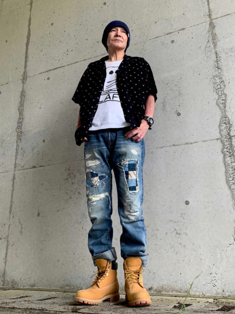「夏コーデ、オーブンカラーシャツ、レミレリーフ、シアタープロダクツ、Tシャツ、ダメージデニムパンツ、Hysteric Glamour、ブーツ、timberland、Gショック」｜「REMI RELIEFのREMI RELIEF × BEAMS PLUS / 別注 ショートスリーブシャツ（シャツ/ブラウス、ブラック系）」を使った、shinさん（メンズ・168cm）の夏コーディネートの1枚目の写真