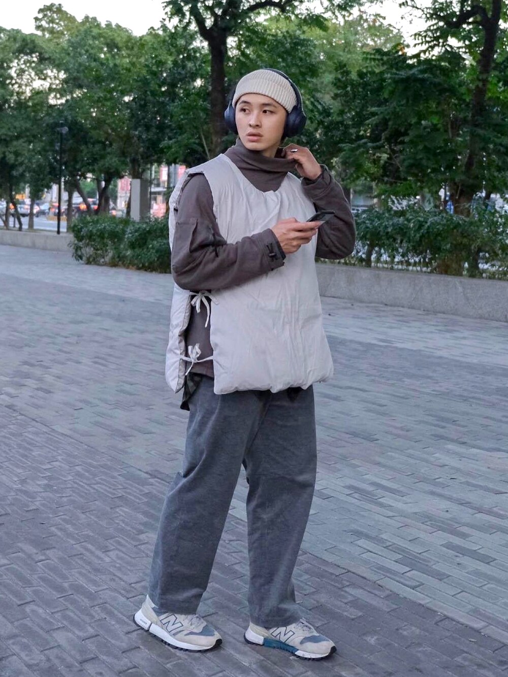 「BEAMS JAPANのアイテム（チノパンツ、シルバー系）」を使った、秋やまさん（メンズ・178cm）の冬コーディネートの1枚目の写真