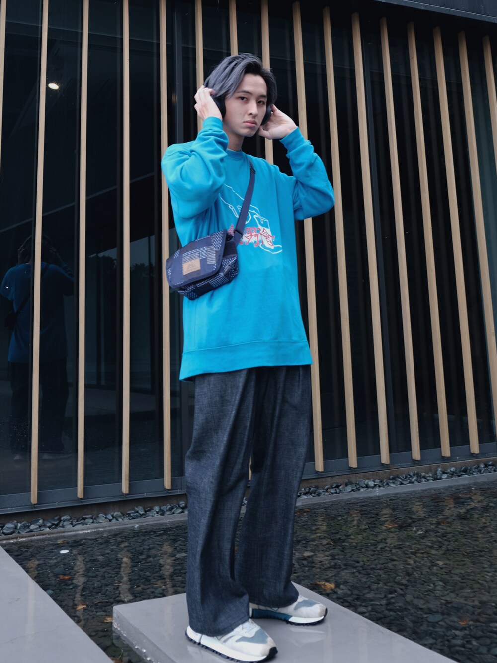 「NEW BALANCEのアイテム（スニーカー、ブルー系）」を使った、秋やまさん（メンズ・178cm）の冬コーディネートの1枚目の写真