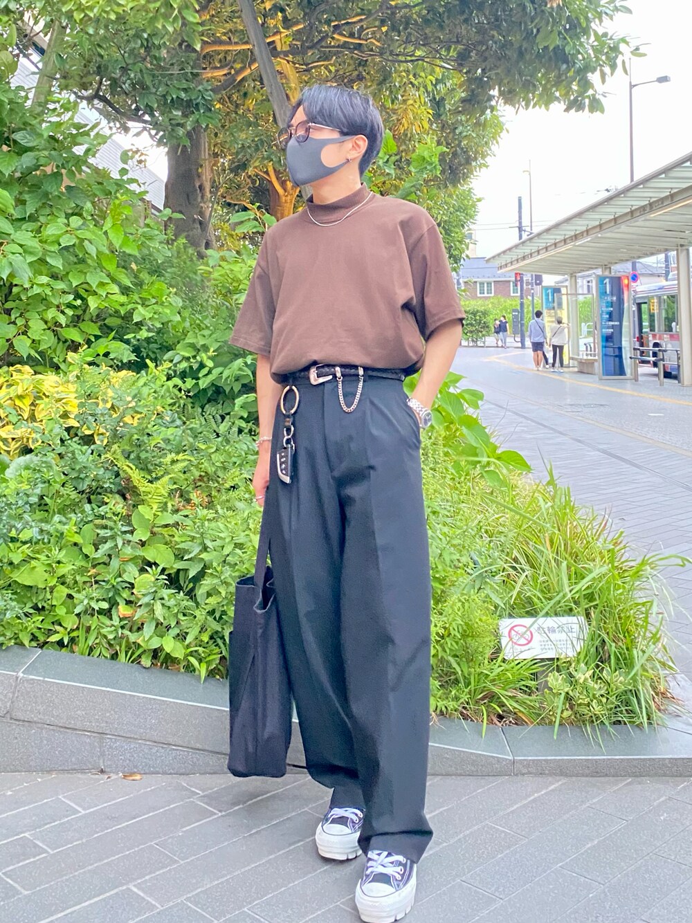 ブラウン系のTシャツ/カットソー、ブラック系のパンツ、ブラック系のスニーカーを着用したメンズの夏コーディネートの1枚目の写真