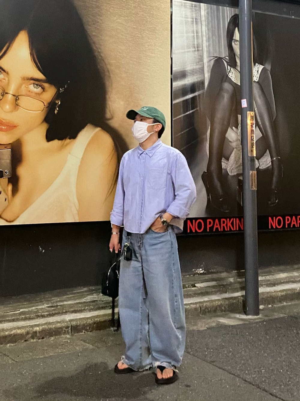 ブルー系のシャツ/ブラウス、ブルー系のデニムパンツ、ブラック系のサンダルを着用したメンズの夏コーディネートの1枚目の写真