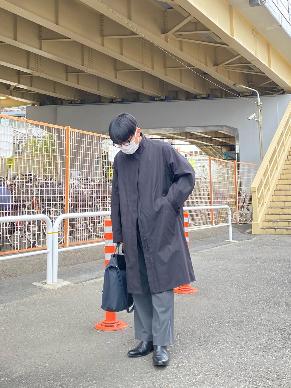 「低身長、低身長コーデ、めがね、モッズコート、ロングコート、モックネック、ワイドパンツ、ブーツ、シルバーアクセサリー、トートバッグ、モノトーン、モノトーンコーデ、シンプル、ユニクロ、UNIQLO」｜「UNIQLOのクラウンパントサングラス（メガネ、ブラウン系）」を使った、yoshiさん（メンズ・160cm）の冬コーディネートの1枚目の写真