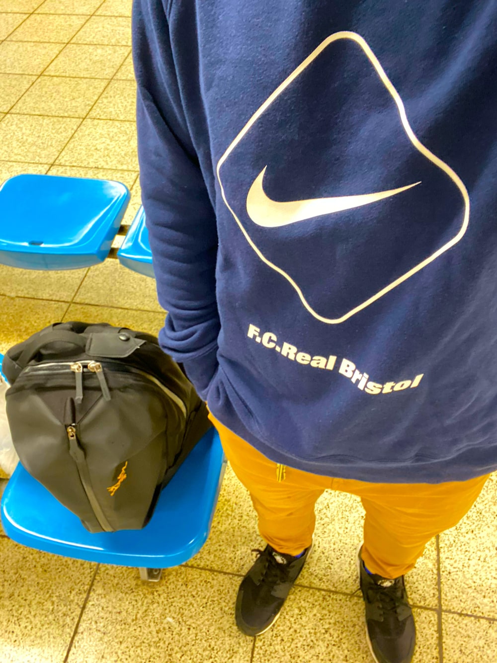 「だから秋服が好き、シンプルコーデ、スニーカー、ストリート、F.C.R.B.、NIKE、GRAMICCI、グラミチ別注、オッシュマンズ別注、リブパンツ、アークテリクス」｜「ARC'TERYXの【ARC'TERYX/アークテリクス】バックパック/リュック/ARRO 16 BACKPACK（バックパック/リュック、ブラック系）」を使った、ぽぽぱぱさん（メンズ・165cm）の秋コーディネートの1枚目の写真