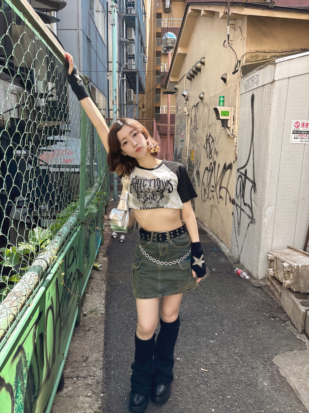 「グランジ、グランジコーデ、渋谷、Wall art、フェアリーグランジ」｜「SPINNSのアイテム（Tシャツ/カットソー、ホワイト系）」を使った、あやのさん（レディース・147cm）の春コーディネートの1枚目の写真
