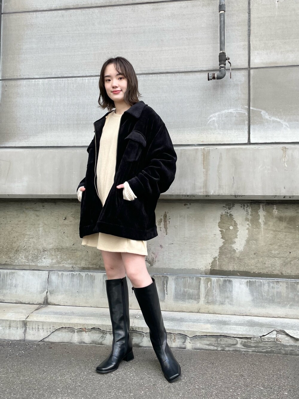 ブラック系のその他アウターを着用したレディースの冬コーディネートの2枚目の写真