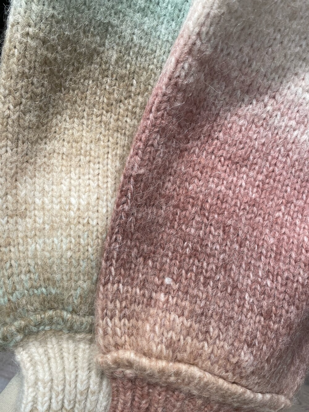 グリーン系のカーディガン/ボレロ、ブラック系のボストンバッグを着用したレディースの冬コーディネートの2枚目の写真