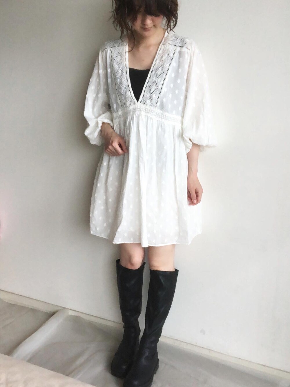 ブラック系のブーツ、ホワイト系のワンピースを着用したレディースの夏コーディネートの1枚目の写真
