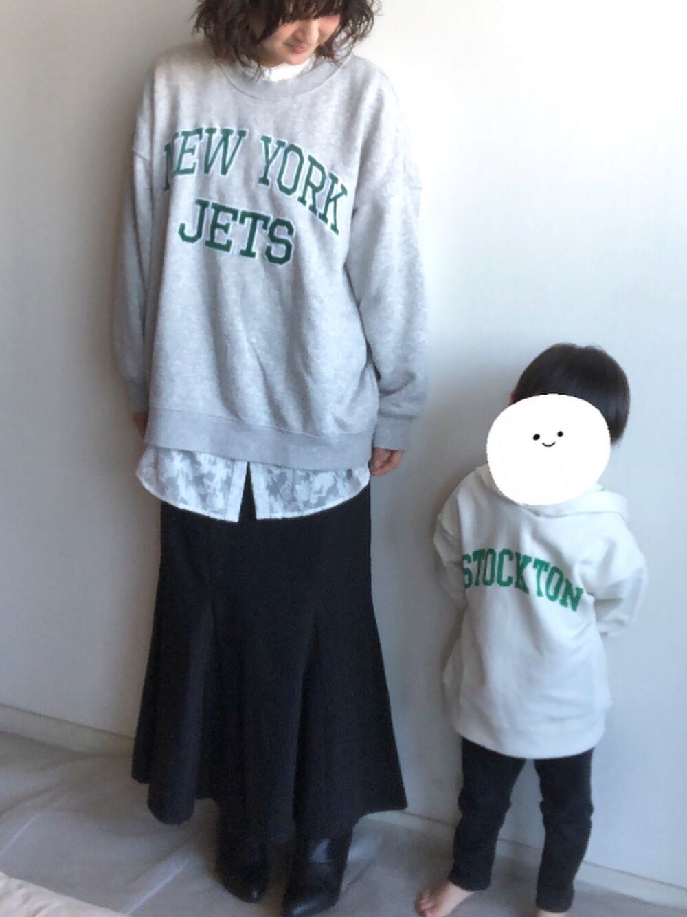 「親子コーデ、親子でおそろい、親子リンク、リンクコーデ、おそろいコーデ、ロゴスウェット、ロゴパーカー、ロゴ、マーメイドスカート、お出かけコーデ、カジュアルコーデ、プチプラ、ロングスカート、ママコーデ、ママ＆息子」｜「H&Mのアイテム（スウェット、グレー系）」を使った、こっつんこーでさん（レディース・161cm）の春コーディネートの1枚目の写真
