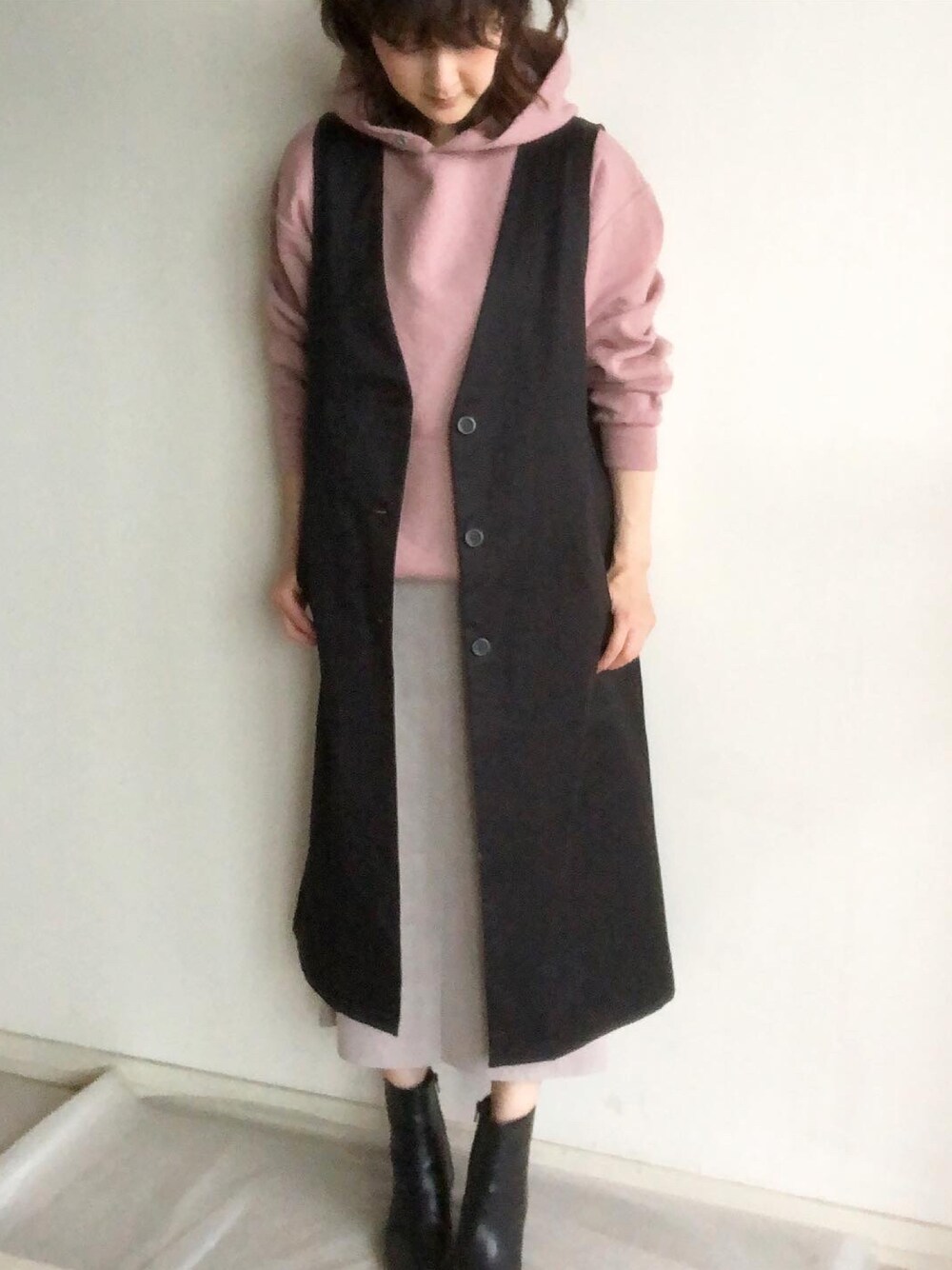 「オトナ女子、ジレ、ジレスタイル、ロングジレ、ピンク、ピンクコーデ、大人カジュアル、ブラック、タイトスカート、パーカー、休日スタイル、スカートスタイル、ショートブーツ、レイヤードスタイル、プチプラコーデ」｜「LAVEANGEの[洗える]スエードライクロングスカート【大きいサイズ対応】（スカート、グレー系）」を使った、こっつんこーでさん（レディース・161cm）の冬コーディネートの1枚目の写真