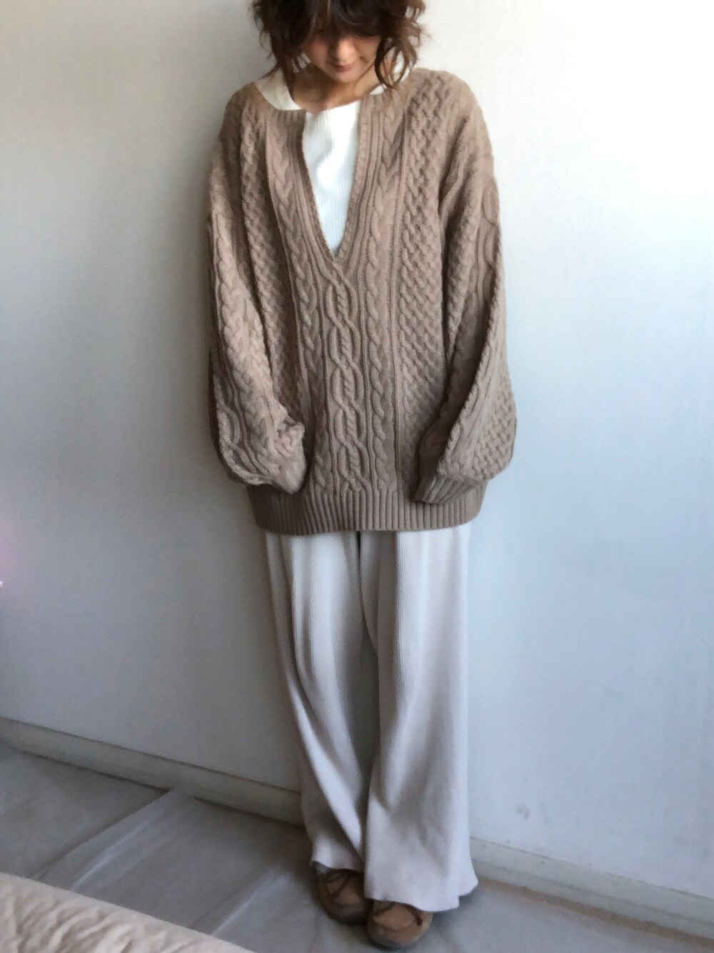 「Vネックニット、深Vネック、Vネック、ゆるコーデ、ゆるニット、ワイドパンツ、リブパンツ、ベージュ、ベージュコーデ、レイヤードスタイル、休日スタイル、ラクチンコーデ、ざっくりニット、ママコーデ、ケーブルニット」｜「PAGEBOYの【WEB限定アイテム】ケーブルＶネックプルオーバー（ニット/セーター、ベージュ系）」を使った、こっつんこーでさん（レディース・161cm）の冬コーディネートの1枚目の写真